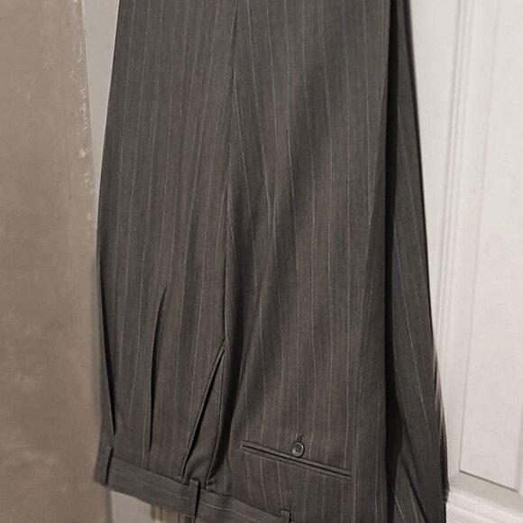 Emanuel Ungaro Men 2 Piece Light Gray Pin Stripped Suit 50L - Picture 13 of 16